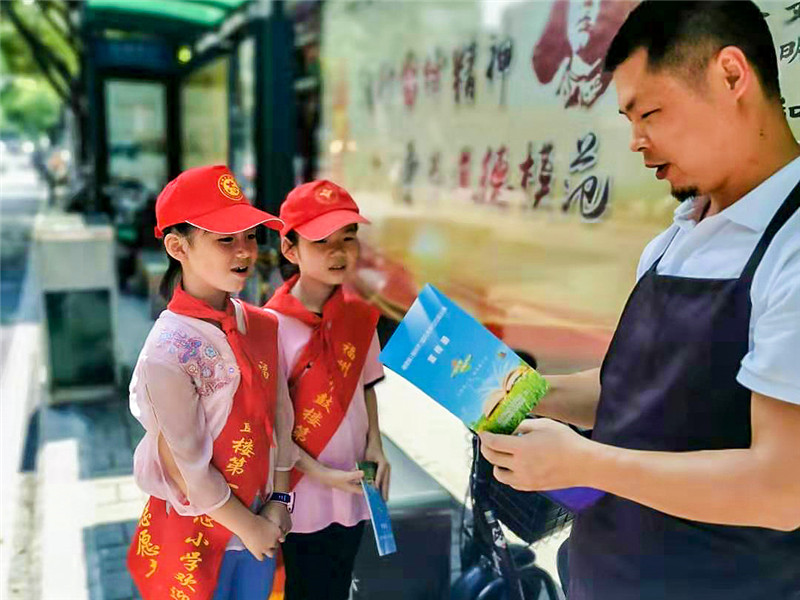 暑期,学生们化身垃圾分类志愿宣传小使者,助力文明城市创建。 永利皇宫