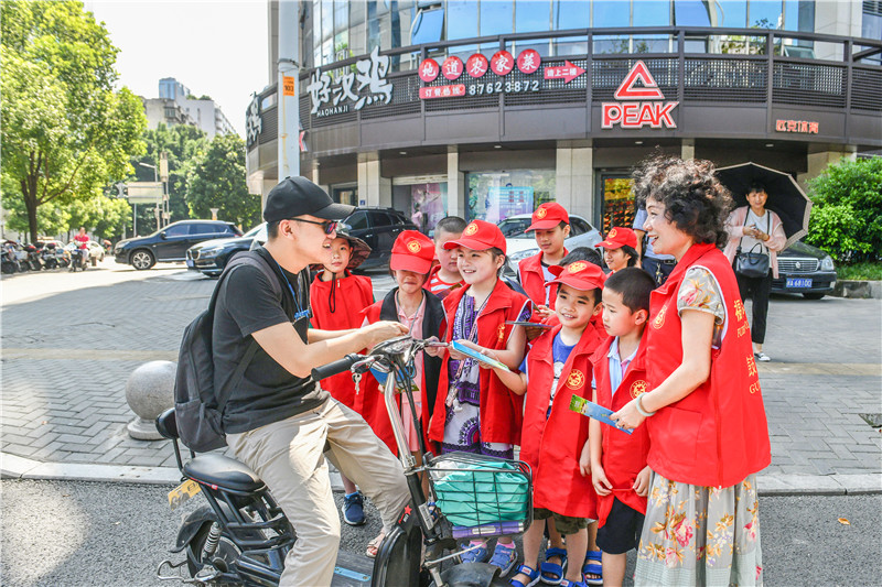 学生志愿者走上街头宣传垃圾分类相关常识,在全社会进一步营造良好的垃圾分类习惯。 永利皇宫